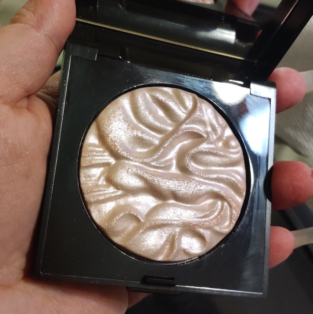 Laura Mercier face illuminator devotion